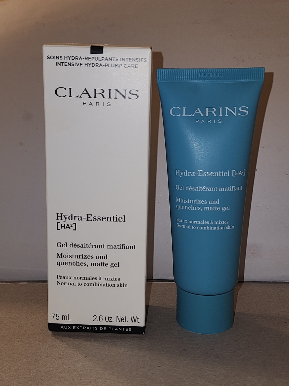 Clarins Hydra-Essentiel Matte Gel Moisturizer - Blue & White